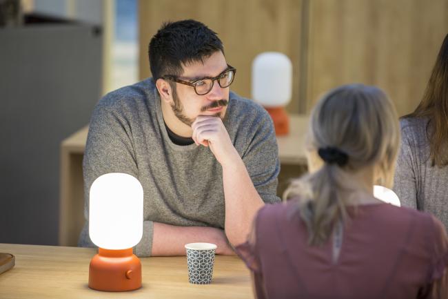 Student som lyssnar på ett samtal i Café Gläntan