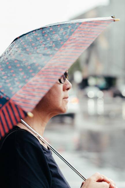 Kvinna med paraply. Woman with umbrella