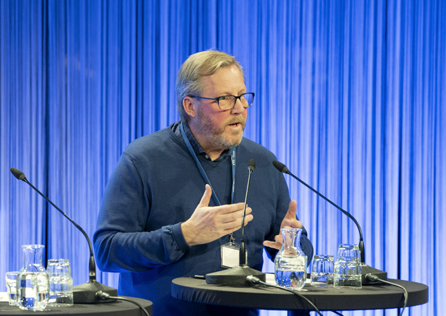 Centrum för klimat och säkerhets föreståndare Mikael Granberg talar på rikskonferensen Folk och Försvar 2019