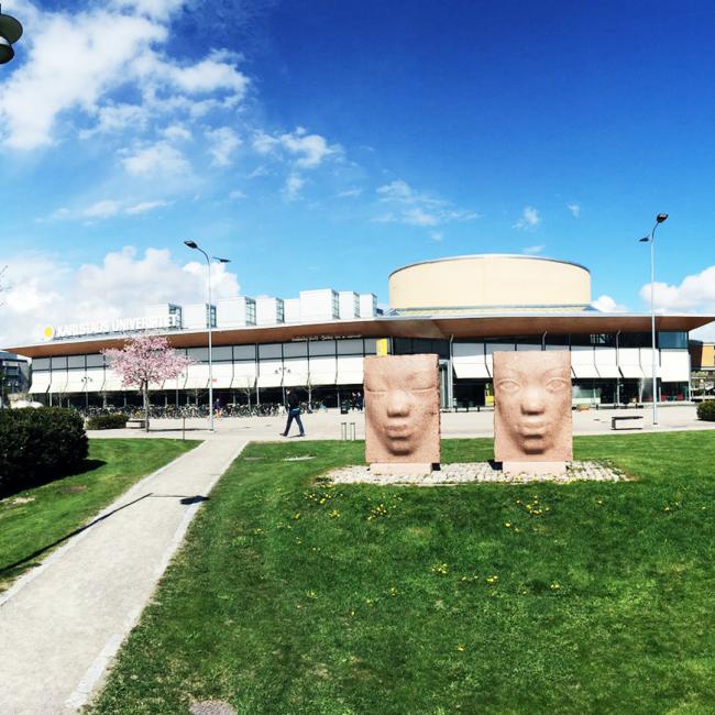 Panoramavy mot skulpturer i parken framför huvudingången till Karlstads universitet