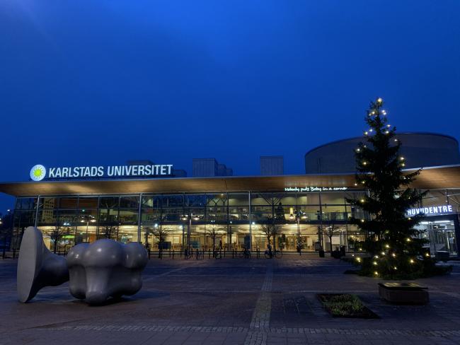 Bibliotekets fasad med julgran en tidig morgon i december