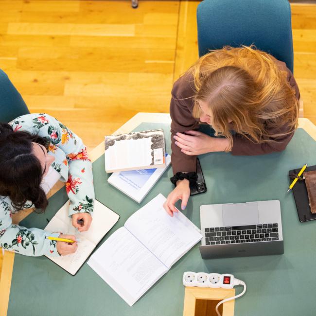 Studenter i biblioteket