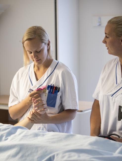 Sjuksköterskestudent kollar puls