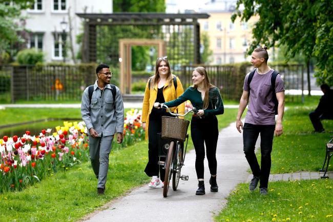 Fyra studenter går genom museiparken i Karlstad centrum