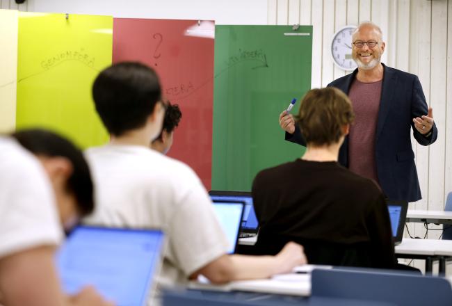 Lärare föreläser för studenter