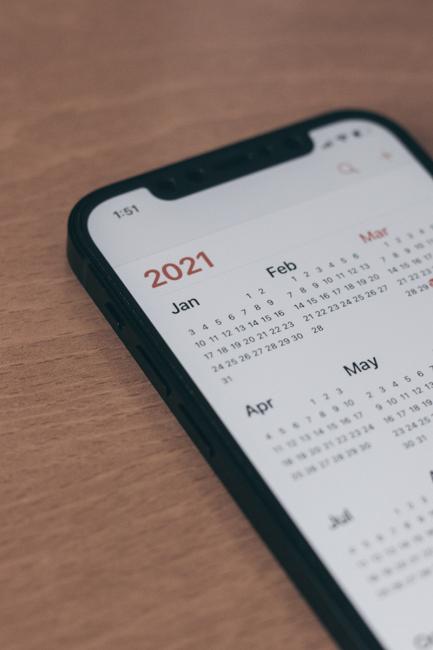 Närbild på mobiletelefon med kalendern uppslagen