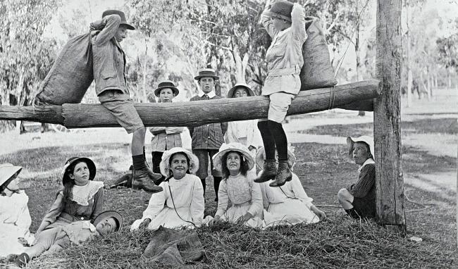 Bild av en grupp barn som tittar på två barn som leker