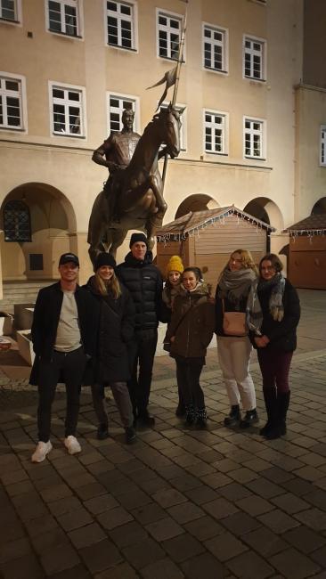 studenter framför staty i Polen