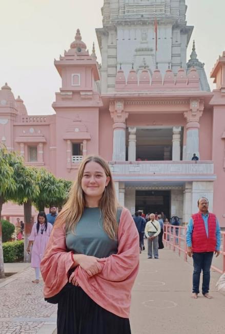 student framför rosa tempel