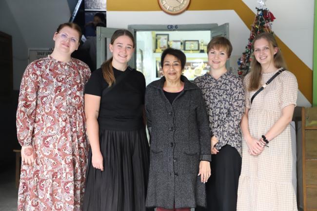 studenter från Karlstads universitet tillsammans med en rektor i Indien