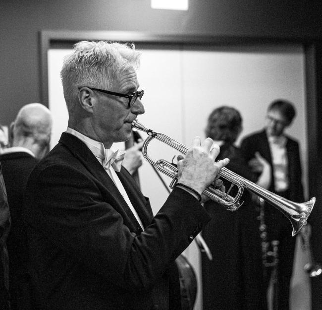 Jonas Haltia_trumpetlärare på Musikhögskolan Ingesund_spelar på en trumpet