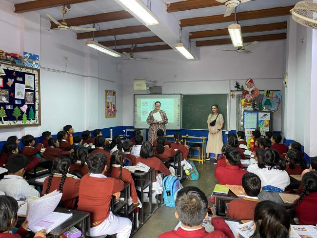 två vfu-studenter i ett indiskt klassrum