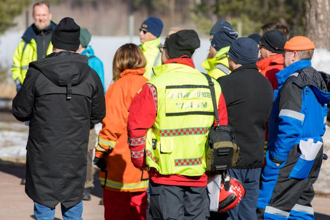 Personal i räddningtjänstklädsel