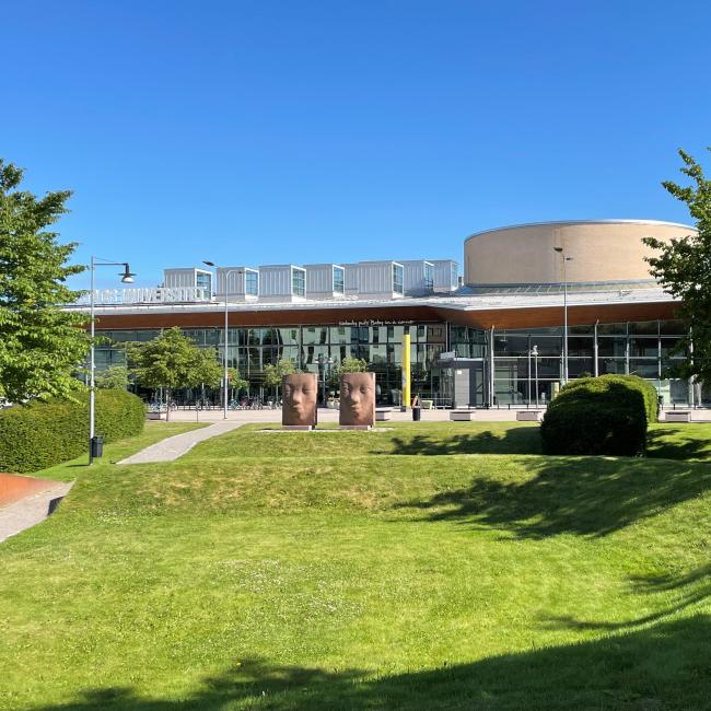 Bibliotekets fasad sommar