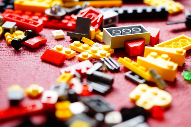 Legobitar på golv