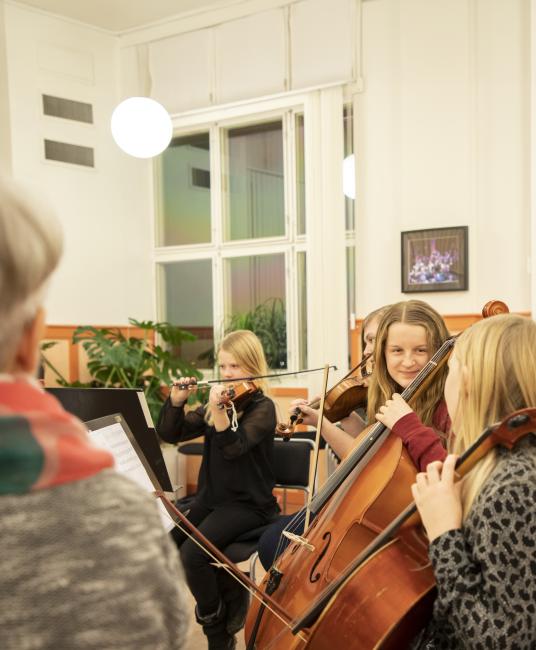 barn spelar stråkinstrument