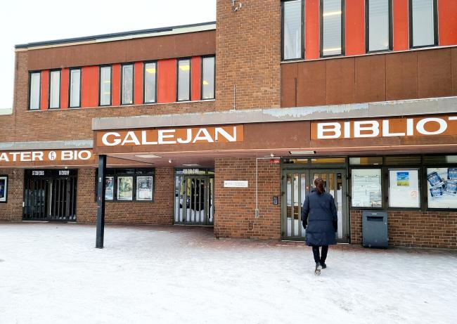 En kvinna går in i Storfors Folkets hus i Storfors centrum