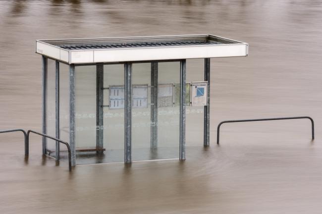 Översvämmad busskur.