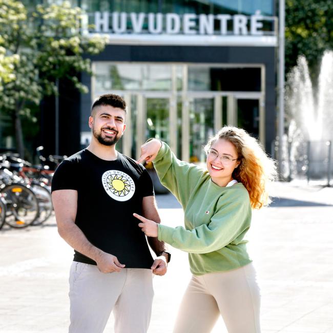 Studenter utanför huvudentrén