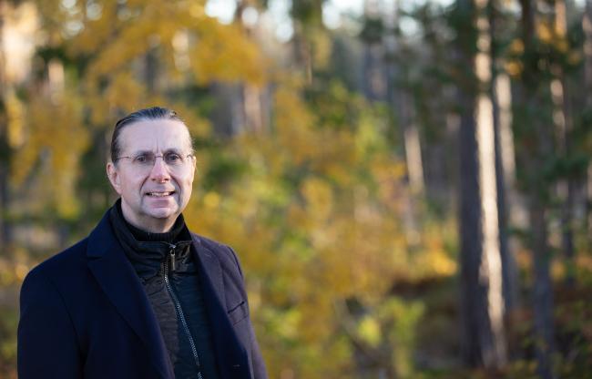 Professor Jack Ågren vid skogen