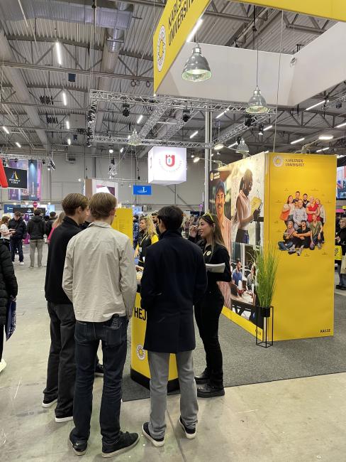 Studenter pratar på Sacomässan 2023