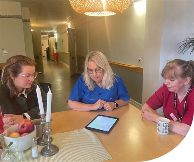 Diskussion vid bord i projktet GAPA
