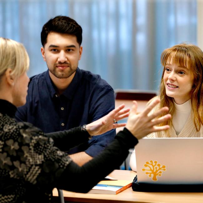 studenterna Javid Akbari och Victoria Pedersen pratar med lärare