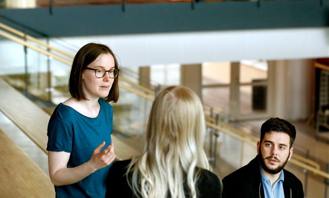 tre studenter i samtal