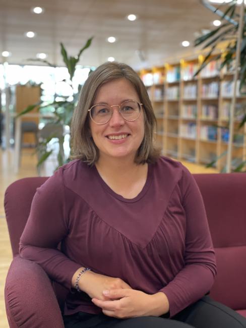 Mas Karin Gustafsson i biblioteket