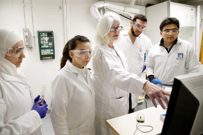 Kemilabb med fyra studenter och föreläsare Svea