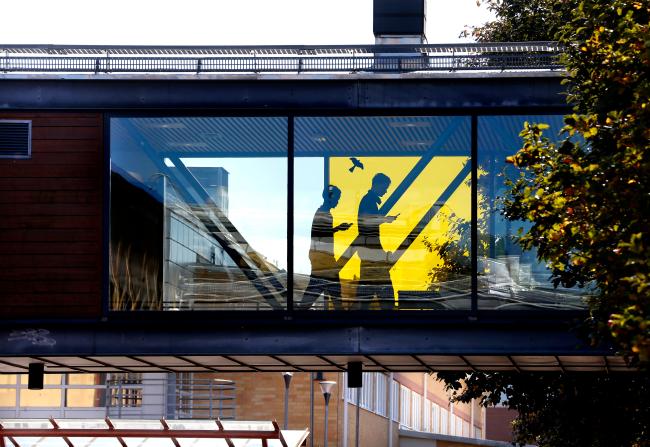 Studenter som går i glasgången mot biblioteket