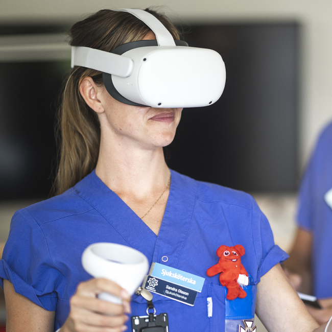 Sjuksköterska med VR glasögon