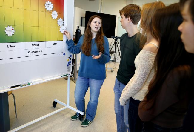Skolungdomar spelar spelet FattaRisk i RiskLab.