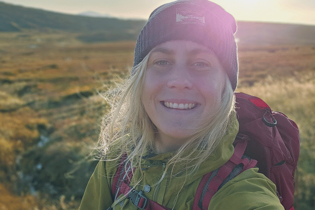 Kvinna ute i naturen