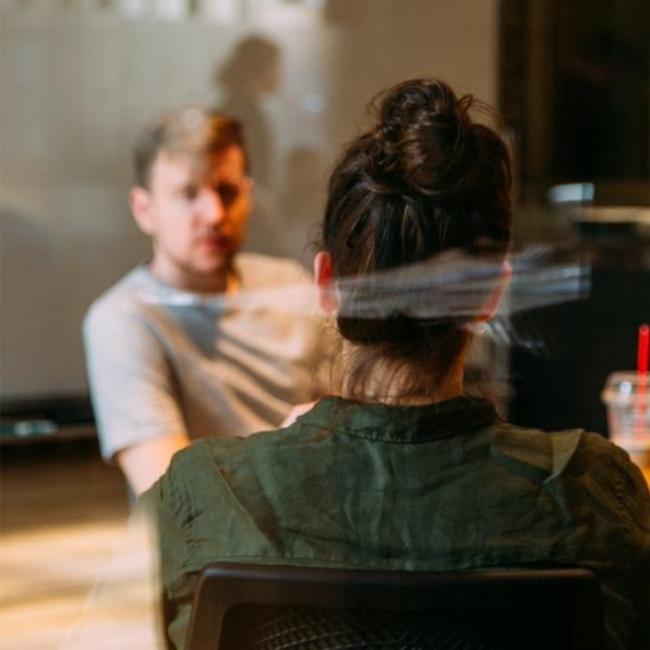 Man och kvinna sitter i ett samtal