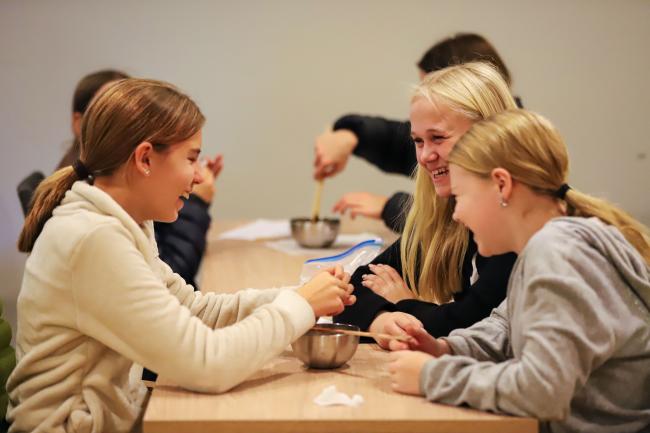 Tre glada tjejer på kickoffen för projektet Future