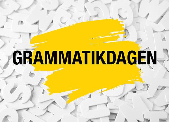 Ordet Grammatikdagen på gul platta med vita bokstäver som bakgrundsbild