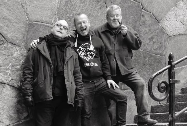 musikerna Mats, Sten och Raymond står i en stentrappa