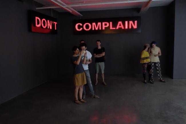 Konstinstallation med texten Don't complain
