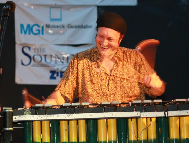 Man spelar marimba