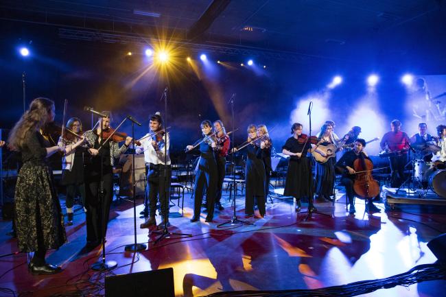 Spelande folkmusiker