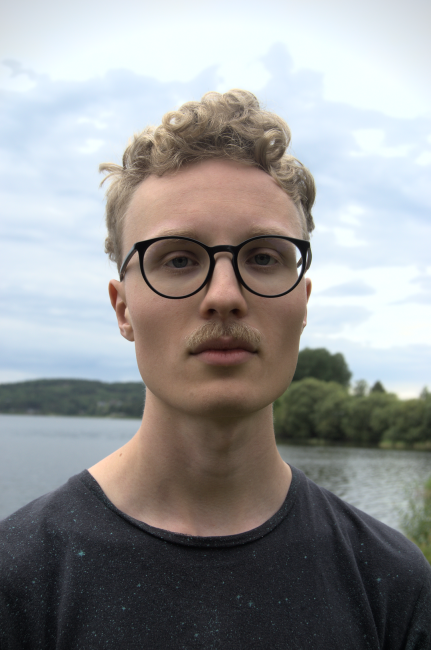 Ung man i glasögon