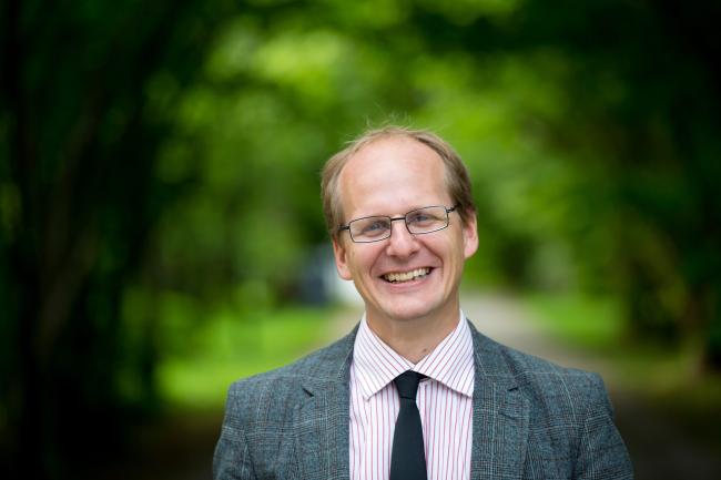 Professor Mattias Lundberg i grönskan