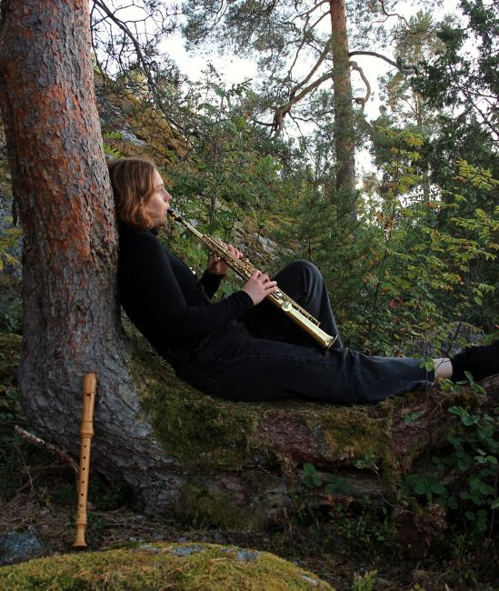 ung kvinna spelar saxofon