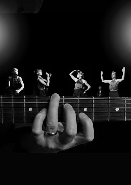 Fyra dansare och en bild på en gitarr