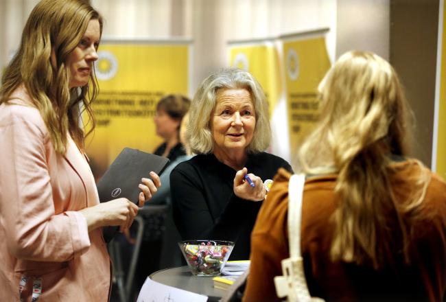 Studie- och karriärvägledare pratar med student