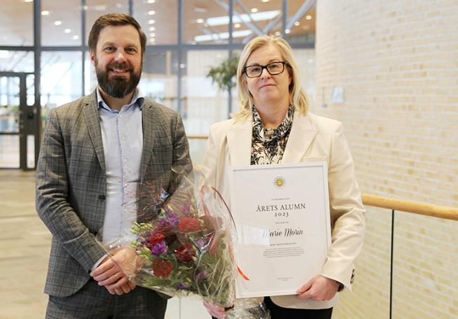 Marie Morin och Jerker Moodysson med diplom och blommor