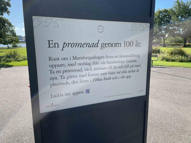 En skylt som berättar om en historisk promenad och fotoutställning