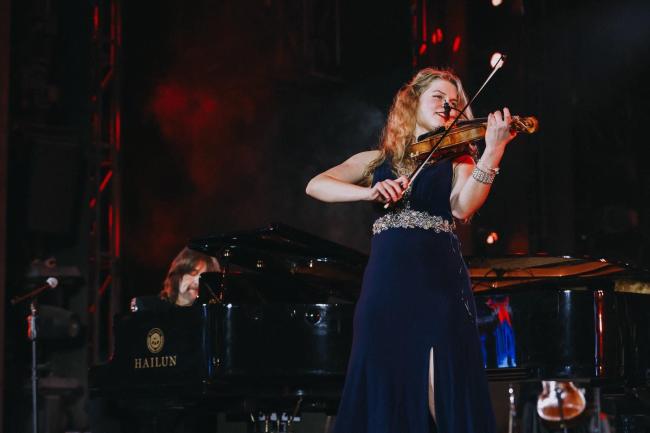 Ida Wadenbrandt spelar viola  turné med Rhapsody in Rock och Robert Wells i Kina