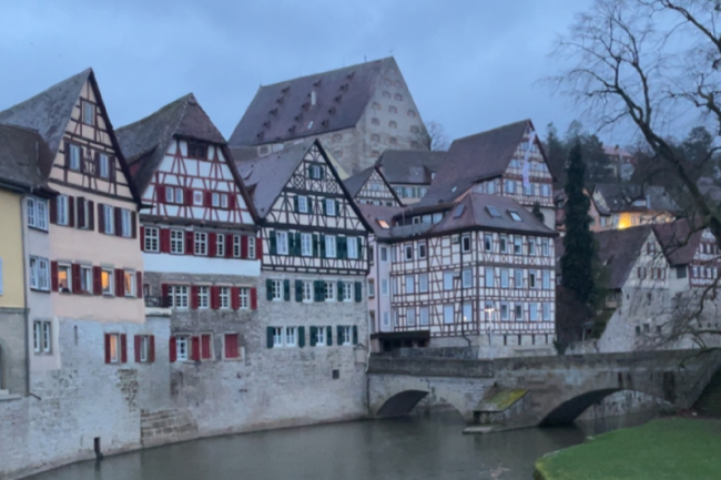 Hus i Tyskland vid flod